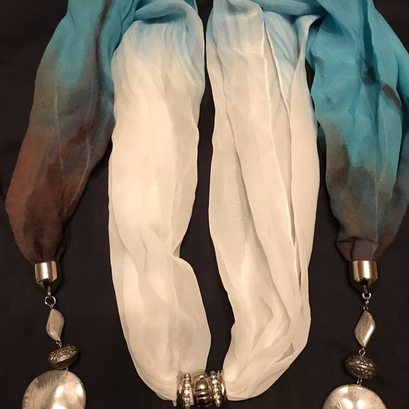 Scarf with attached jewelry - Picture 3 of 4